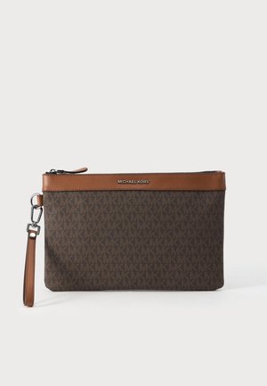 Pochette marron Michael Kors à fermeture éclair, avec un corps foncé à motif de logos, des finitions en cuir couleur camel et une dragonne amovible.