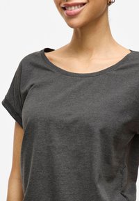 T-shirt en coton gris foncé avec un large décolleté, manches courtes retroussées et coupe décontractée, en tissu lisse légèrement texturé.
