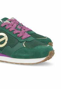 Sneakers in suede verde e rete con lacci rosa, dettagli dorati e una suola intermedia bianca. Presentano una punta arrotondata e una suola in gomma testurizzata.