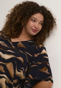 Kaffe Curve LANA  - Tricou cu imprimeu - black brown tiger print