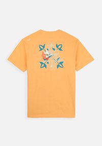 T-shirt en coton orange à manches courtes avec un design graphique floral en bleu et rouge au dos. Encolure ronde, coupe standard.