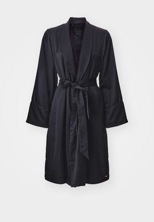 Bata de satén negra con mangas largas, cinturón de lazo y cuello de chal. Textura suave y diseño hasta la rodilla. Sin patrones ni acentos visibles.