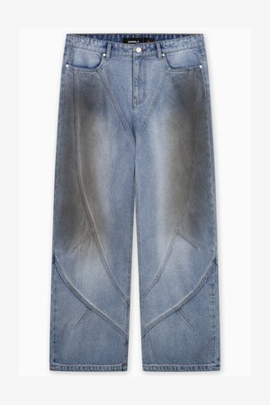 Vaqueros de mezclilla anchos de denim claro que presentan un diseño de paneles angulados único, un ligero desvanecimiento y costuras contrastantes. Cinco bolsillos y herrajes metálicos.