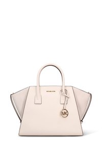 Sac à main en cuir blanc au design structuré, avec poignées supérieures, ferrures dorées et un pendentif détachable arborant les initiales "MK".