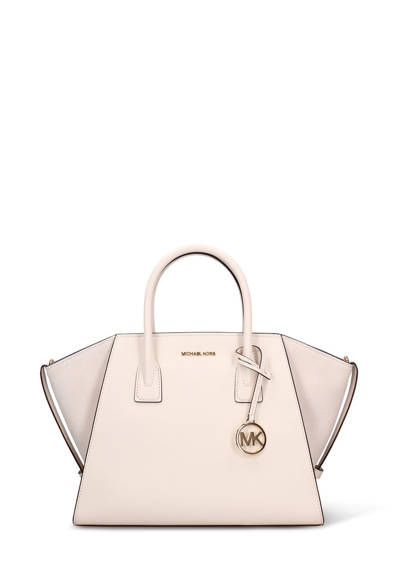 Sac à main en cuir blanc au design structuré, avec poignées supérieures, ferrures dorées et un pendentif détachable arborant les initiales "MK".