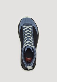 Blaue und schwarze Strick-Sneaker mit einer strukturierten Oberseite, kontrastierenden Schnürsenkeln, Gummisohle und einem gepolsterten Innenraum. Mit einer Lasche an der Ferse.