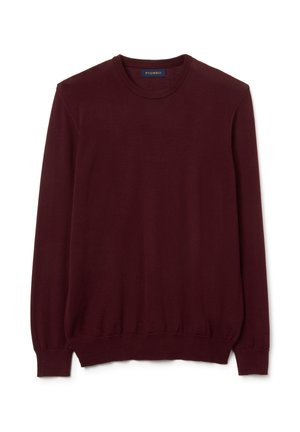 Pull à col rond bordeaux avec des manches longues, bords côtelés aux poignets et à l'ourlet, fabriqué en matériau tricot doux. Étiquette visible au niveau du cou.