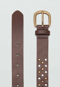 Rjav usnjen pas z zlatim kovinskim sponko; ima gladko teksturo, koničast konec in okraske iz kovinskih žebljev v bronasti in srebrni barvi.