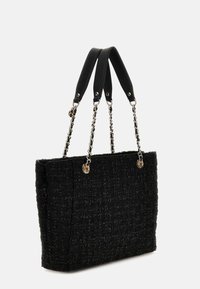 Schwarze Tweed-Shoppertasche mit doppelten schwarzen Ledergriffen und silbernen Kettenakzenten. Texturierte Oberfläche, rechteckige Form und goldfarbige Hardware.