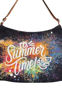 Borsa a tracolla nera con design a macchie colorate; presenta il testo bianco "È tempo d'estate!" e una grafica di una foglia. Include una cinta a spalla marrone.
