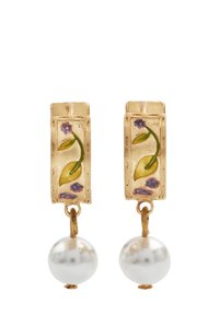 Gouden oorbellen met rechthoekige bovenstukken met een bloemenpatroon van groene bladeren en paarse bloemen, en met witte parelhangertjes.