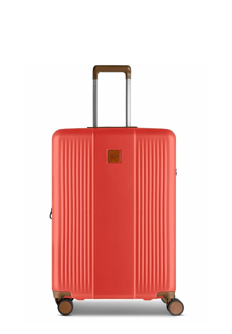 Maleta roja de concha dura con diseño estriado, mango telescópico marrón y cuatro ruedas giratorias. Presenta un pequeño logotipo en la parte frontal.