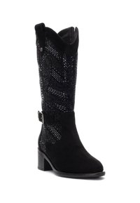 Botas de cowboy de ante negro con caña texturizada que presenta un diseño brillante y con patrón. Tacón bajo y correa ajustable con detalle de hebilla metálica.