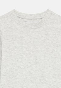 Ανοιχτό γκρι T-shirt με στρογγυλή λαιμόκοψη και υφή με μιγάδα χρωμάτων, με λεπτομερείς ραφές γύρω από τη λαιμόκοψη.