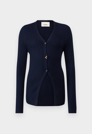 Granatowy kardigan prążkowany z dekoltem w serek, długimi rękawami, zapięciem na jeden guzik oraz trójkątnym złotym akcentem przy dekolcie.