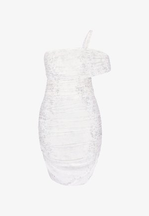 Fehér testhez simuló ruha ezüst csillogással, egyvállas pánttal és összegyűrt részletekkel a teljes anyagon.