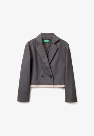 Blazer gris ajustado con un diseño estructurado, frente cruzado, botones negros y un forro interior minimalista en rosa.