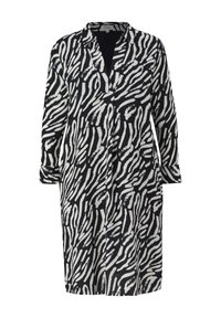 Robe noire et blanche avec un motif rayé zèbre, des manches longues, un col à revers et une coupe ample avec des poches latérales.