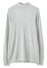Suéter de punto acanalado gris claro con cuello alto, corte relajado, mangas largas y textura sutil. El dobladillo presenta un acabado acanalado.