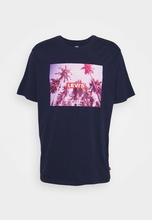 Marineblaues Baumwoll-T-Shirt mit großem Palmbaum-Grafikdruck auf pinkem Farbverlauf-Hintergrund und "LEVI'S" Logo. Legerer Schnitt, kurze Ärmel.