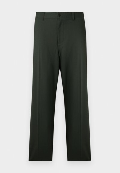Pantalon vert foncé à coupe droite, avec une fermeture à boutons devant, des passants pour ceinture, et un tissu lisse légèrement texturé.