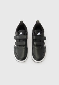 Mustad tossud tekstureeritud nahast pealiskattega, võrgust voodriga, valgete triipude kaunistustega ja reguleeritavate takjakinnitusdetailidega, ümarate ninade ning valge välispõhjaga.