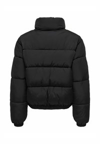 Crna puffer jakna s visokim ovratnikom, koja ima horizontalno quilty panele, elastične manžete i skraćeni rub za udoban fit.