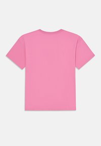 T-shirt en coton rose à manches courtes, col ras du cou et texture lisse. Le dos est uni sans graphiques ni détails de design.