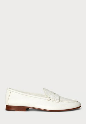 Mocassins blancs en cuir avec une finition texturée, bout arrondi et accent tressé. Talon en bois bas et design minimaliste.