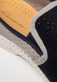Blauw en grijs geperforeerd stoffen bovenwerk van de schoen met contrasterende zilveren afwerking, leren binnenzool en een geweven jute tussenzool. Gelaagd oppervlakdetails.