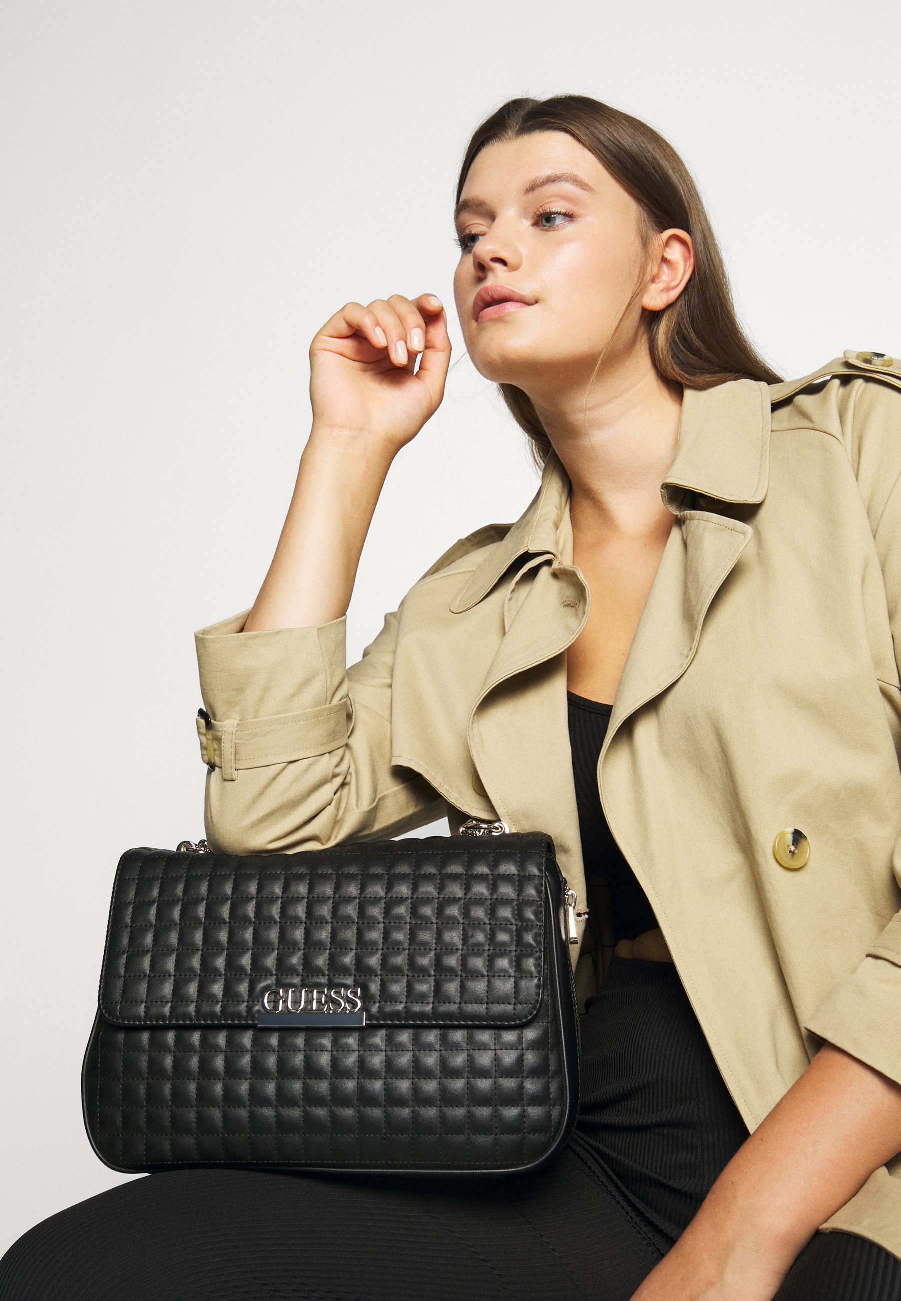 Guess MATRIX SHOULDER BAG Håndveske blacksvart Zalando.no Guess MATRIX SHOULDER BAG Håndveske blacksvart Zalando.no