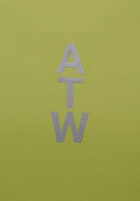 Tissu vert présentant les lettres "A", "T" et "W" en argent. La texture est lisse, avec un léger élasticité et sans motifs visibles.