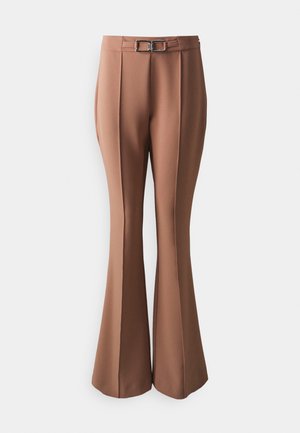Pantaloni a zampa d'elefante marroni con una texture liscia, caratterizzati da una vita alta e un dettaglio in metallo argentato nella parte anteriore.