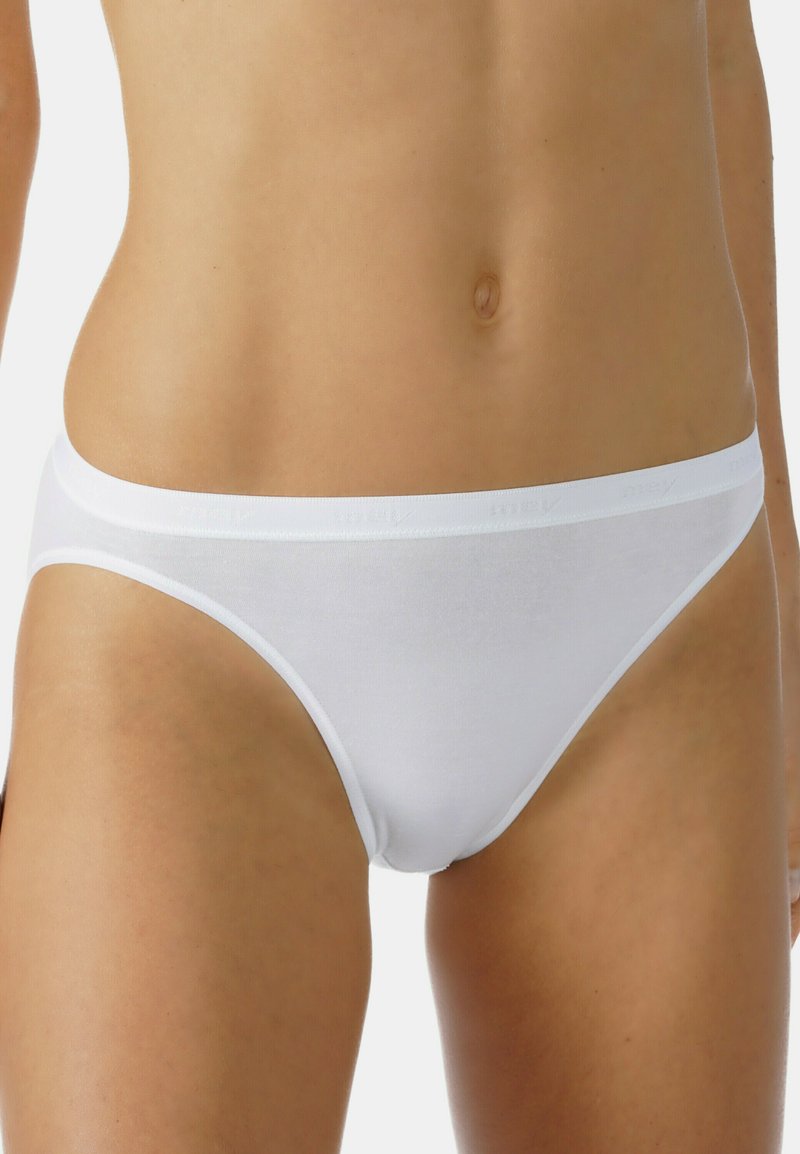 Weiße Baumwollmischung-Bikiniunterwäsche mit schmalem Elastikbund und minimaler Abdeckung. Glatte Textur und klassisches Design.
