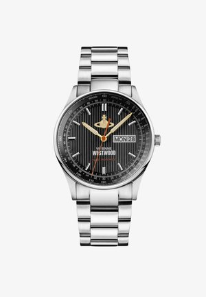 Orologio in acciaio inossidabile con quadrante nero a righe, lancette delle ore e dei minuti in oro e arancione, e datario. Dotato di un bracciale in metallo.