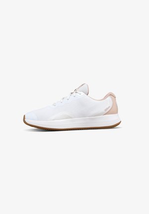 Witte en beige atletiekschoen met een bovenwerk van mesh, witte veters, een gestructureerde witte zool en een bruine rubberen buitenzool.