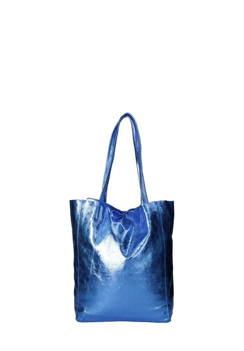 Metalen blauwe totebag gemaakt van glad, glanzend materiaal, met twee lange handvaten en een gerimpeld ontwerp aan de bovenkant. Geen zichtbare patronen of versieringen.
