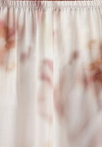 Material ușor cu talie elastică adunată, cu modele abstracte tie-dye moi în nuanțe de roz și bej.