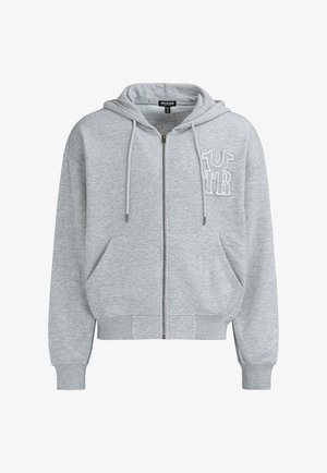 Szara bluza z kapturem zapinana na zamek, z regulowanym kapturem na sznurek, przednimi kieszeniami i wyszywanym logo UTR na lewej piersi. Wykonana z miękkiego, teksturowanego materiału.