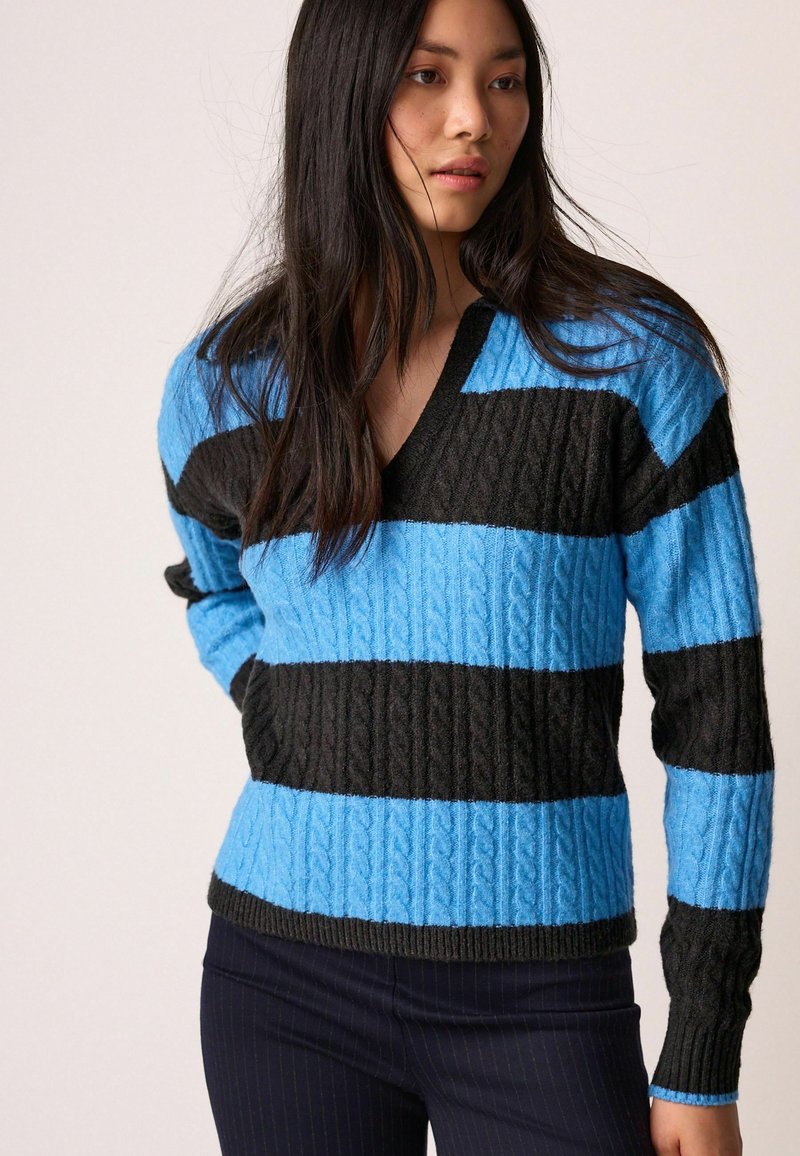 Blauwe en zwarte gestreepte gebreide trui met een V-hals en kabelpatroon. Heeft lange mouwen en een textuurafwerking, geschikt voor casual wear.
