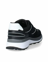 Scarpa sportiva nera con tomaia in suede, dettagli bianchi, suola imbottita e grip testurizzato. La vista posteriore evidenzia il design a strati.