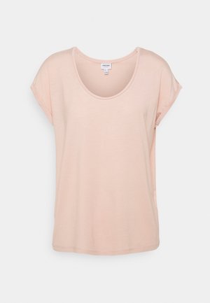 Jasnoróżowy T-shirt z krótkim rękawem i dekoltem w kształcie litery U, wykonany z miękkiego materiału. Lekko luźny krój, prosty design, brak widocznych wzorów.