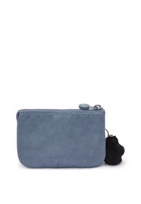 Blå tygmyntbörs med slät yta, dragkedjestängning och en svart pom-pom-prydnad fäst. Rektangulär form med sydda detaljer.