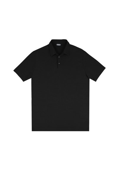 Camisa polo negra de manga corta, con tapeta abotonada, cuello clásico, hecha de tela suave, con líneas limpias y sin patrones visibles.