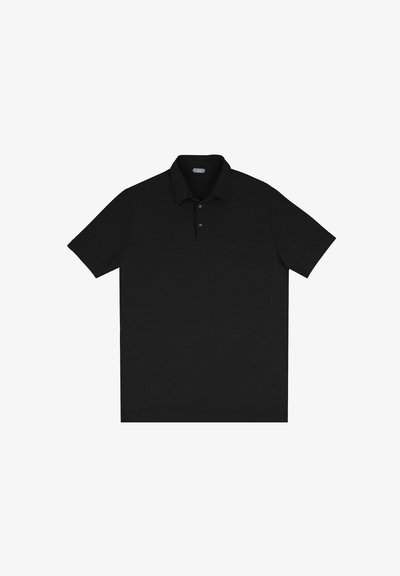 Camisa polo negra de manga corta, con tapeta abotonada, cuello clásico, hecha de tela suave, con líneas limpias y sin patrones visibles.
