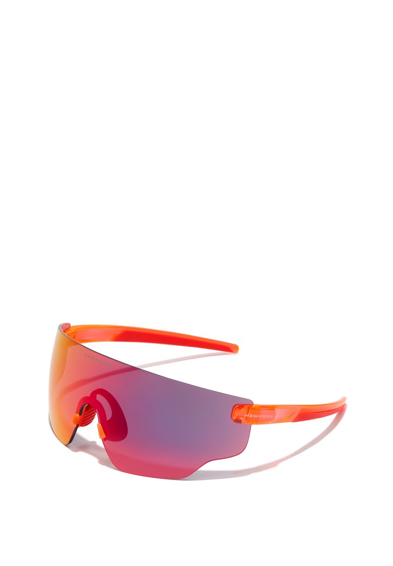 Aurinkolasit, joissa on ympärillä oleva muotoilu, kirkkaan punainen-oranssi läpinäkyvä kehys ja liukuvärilliset linssit, jotka vaihtuvat violetista punaiseen.