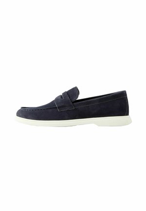 Granatowy zamszowy mokasyn typu slip-on z białą gumową podeszwą i przeszyciami w stylu moc toe, zaprojektowany na co dzień lub do stylizacji smart casual.