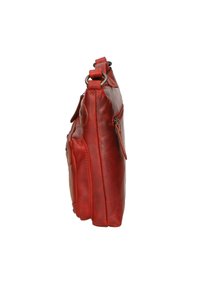 Borsa a spalla in pelle rossa con un profilo slim, tasche con zip e dettagli in metallo sulla tracolla per un trasporto facile.