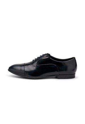 Chaussure Oxford en cuir verni noir avec laçage fermé et embout renforcé, présentée en profil droit sur fond blanc.