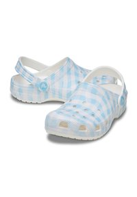 Niebieskie i białe klapki w kratkę z otwartymi otworami, z tylnym paskiem oraz teksturowanym gumowym materiałem zapewniającym przyczepność i komfort.